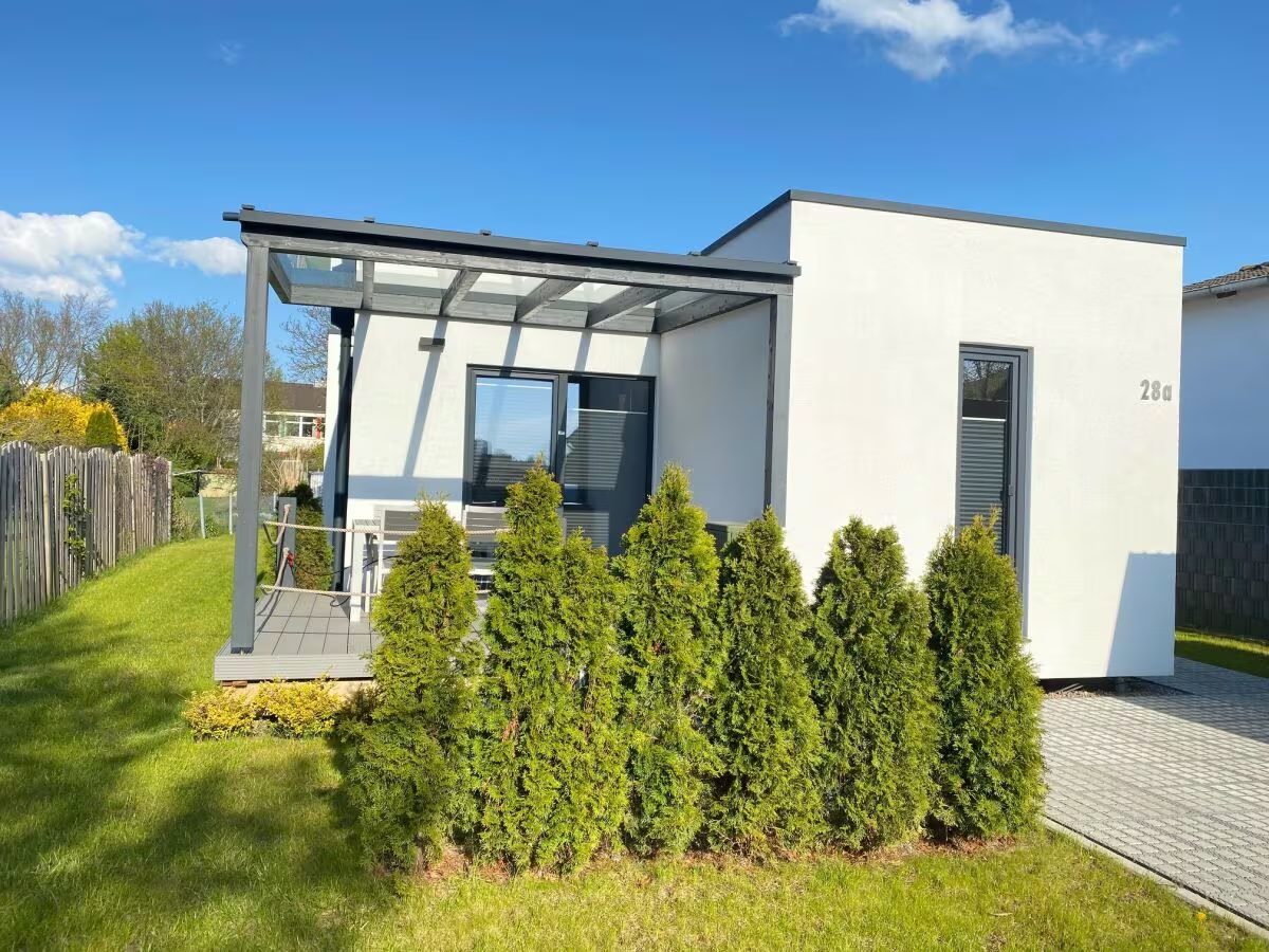 Ferienhaus Ökohaus-Spaden von der Straßenseite mit Carport