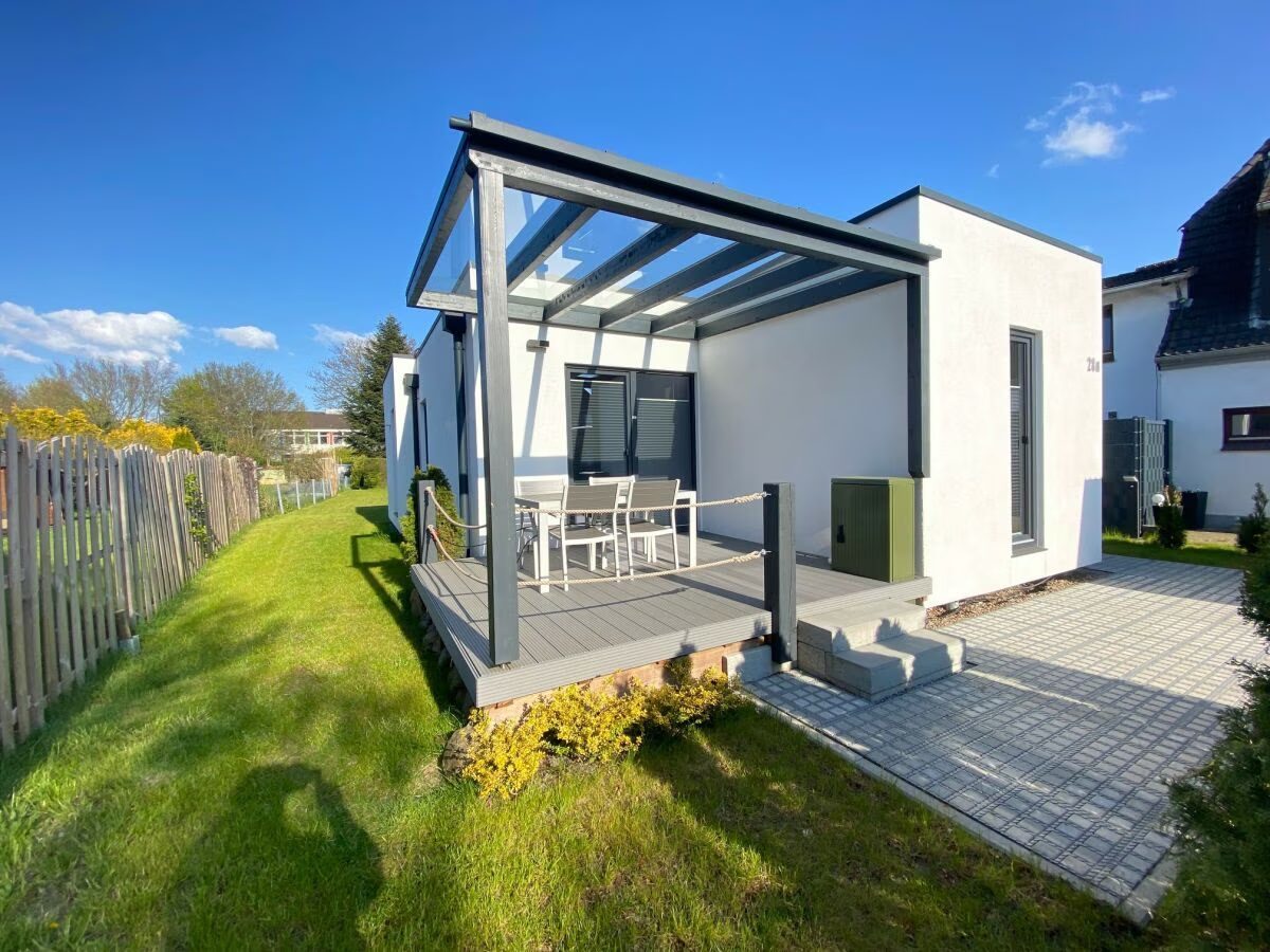Ferienhaus Ökohaus-Spaden bei Bremerhaven mit überdachter Terrasse und Garten