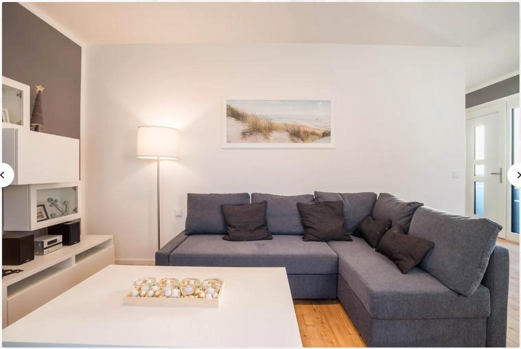 Helles Wohnzimmer im Ferienhaus Ökohaus-Spaden mit großem Ecksofa