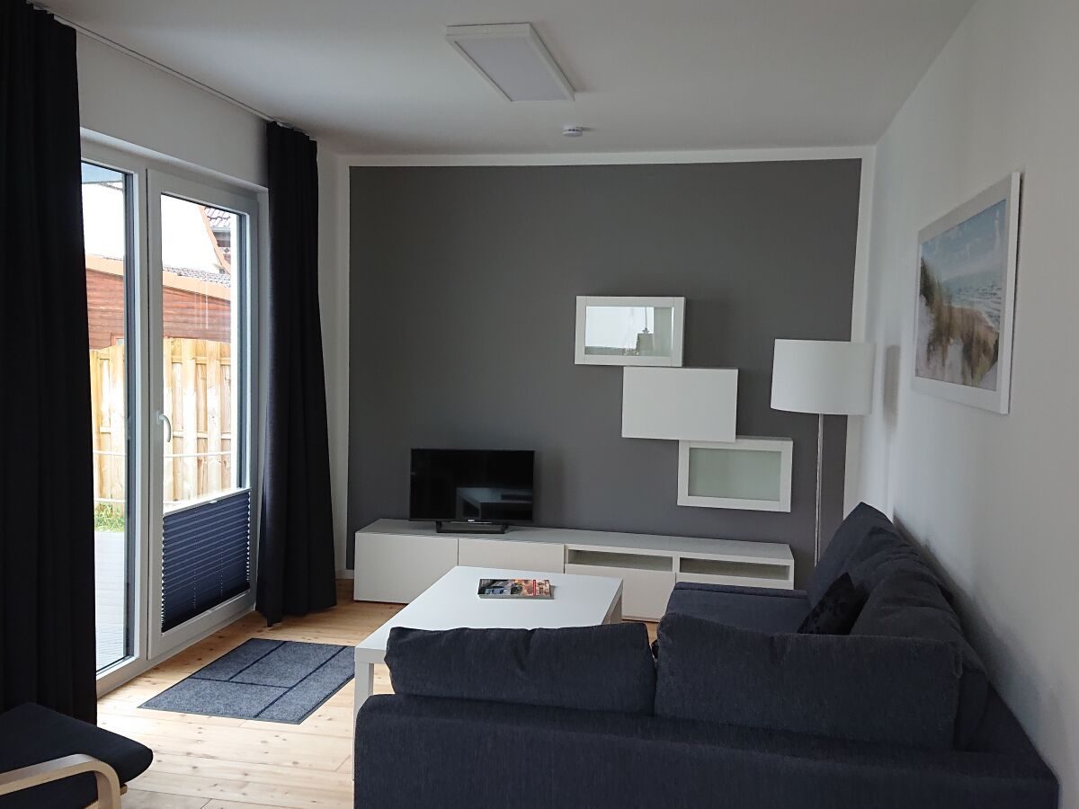 Wohnbereich des Ferienhauses mit Fenster zur Terrasse